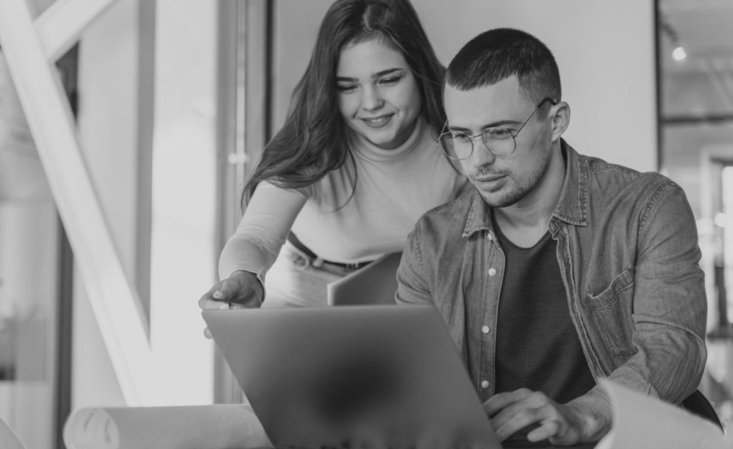 Entspannte Arbeitsatmosphäre im modernen Büro mit natürlichem Licht