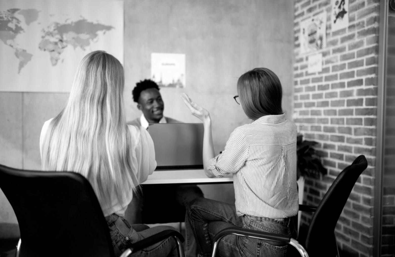Mutter und Tochter beim gemeinsamen Sparen für ein Ziel