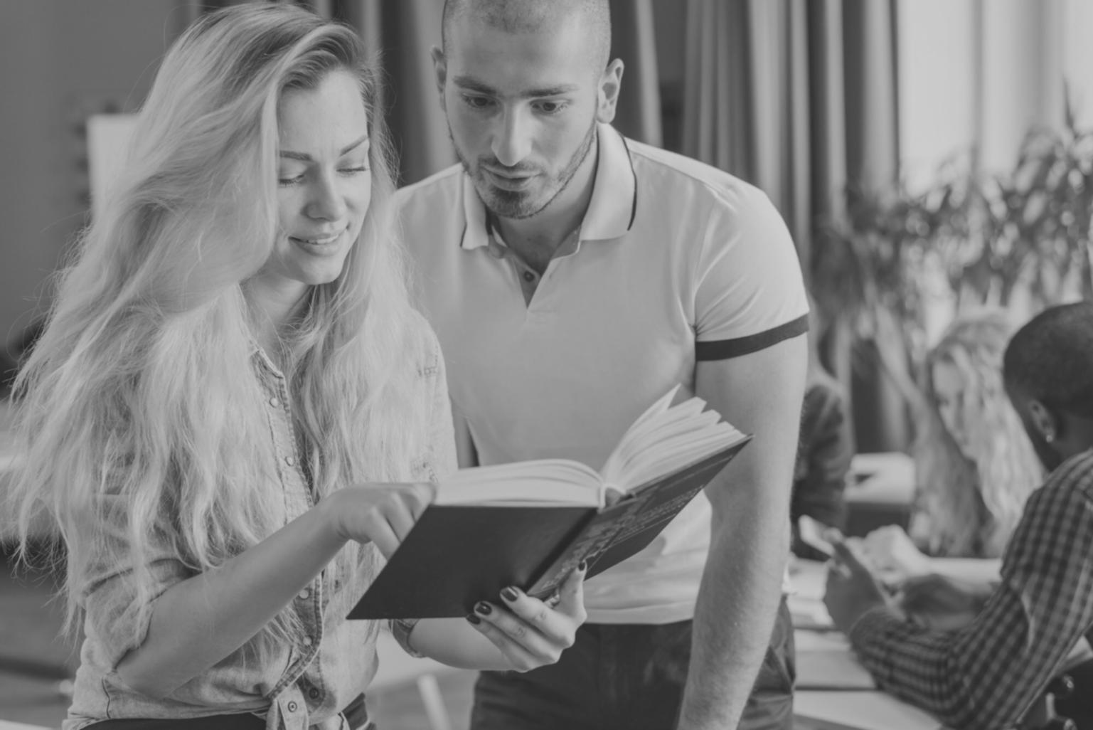 Familie bei der gemeinsamen Finanzplanung am Küchentisch